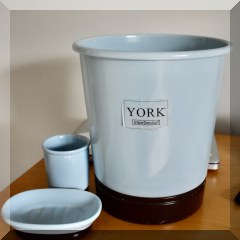 D54. 3-Piece York bath set. 